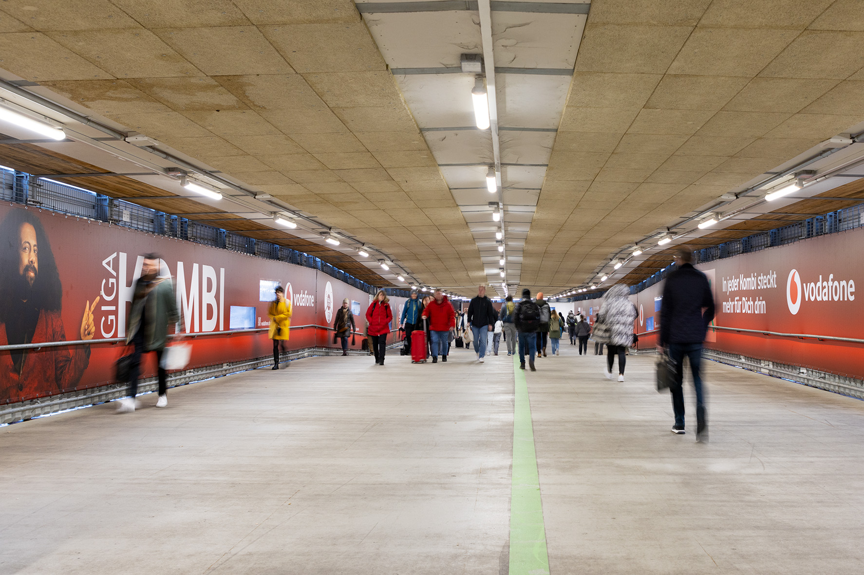 Vodafone_Stuttgart_Hauptbahnhof - Media Wall - Durchgang Königstraße XL_039 .jpg