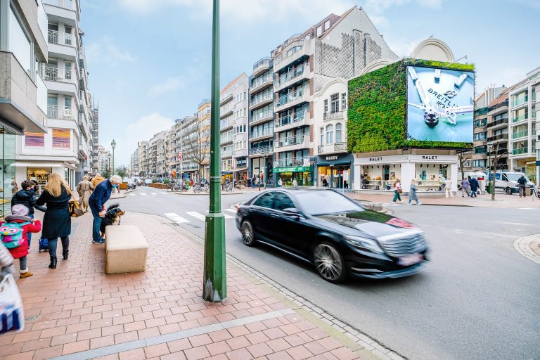 The Green in Knokke: a new DOOH screen, surrounded by a 100m2 vertical garden with CO2 reducing plants