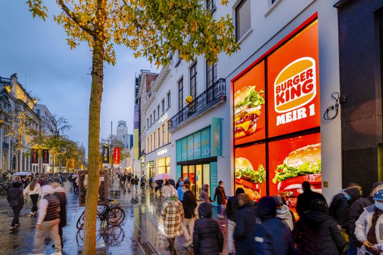 Frontline DOOH network expands: 2 temporary digital landmarks on the Meir in Antwerp