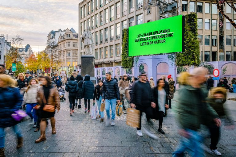 New GreenTech screen on The Meir in Antwerp