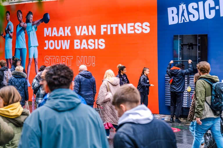 Larger-than-life Basic-Fit gym halter on the Meir in Antwerp